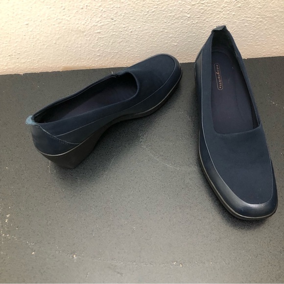 Easy Spirit Women's Size 10M Navy Blue Leather Round Toe 2.5" Heel Slip-On Shoe - Picture 10 of 11